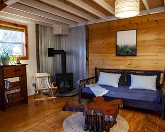 The Loft - Keene | Modernized Private Guesthouse in Town | Centrally Located to Major Trailheads - Keene - Living room