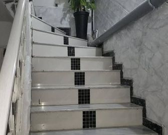 New apartment with swimming pool in downtown Tlemcen. Very quiet neighborhood. - Tremecén - Escaleras