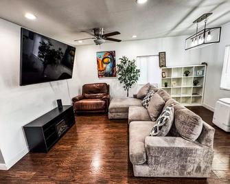 Comfortable Cozy Compton Gem - Compton - Living room