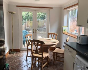 Purple Cloud Cosy 4 Bed Cottage With Gar - Portsmouth - Dining room