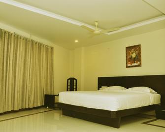 The Royal Oak Hotel - Bhatkal - Bedroom