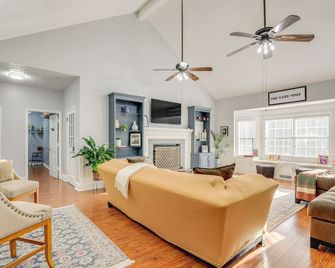 about 30 Mi to Atlanta - The Wellness Manor with Deck! - Snellville - Sala de estar