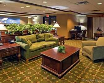 Holiday Inn Express Hocking Hills-Logan By IHG - Logan - Вітальня