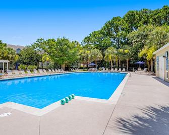 Fully-furnished first-floor condo with pool & private washer/dryer- dog-friendly - Mount Pleasant - Pool