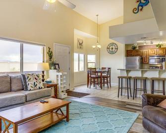 Mesquite Vacation Rental with Pool Access! - Mesquite - Living room