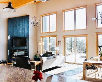Modern Ridge-Top Sanctuary: All-Year Swim Spa & Breathtaking Views - Trion - Sala de estar