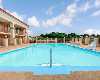 Super 8 by Wyndham Nashville Near Downtown / I-40 - Nashville - Pool