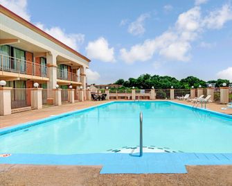 Super 8 by Wyndham Nashville Near Downtown / I-40 - Nashville - Havuz