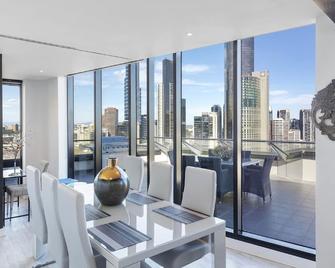 Aura on Flinders Serviced Apartments - Melbourne - Dining room