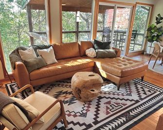 Peaceful Lakefront 2 Bedroom Cabin Overlooking Table Lake - Golden - Living room