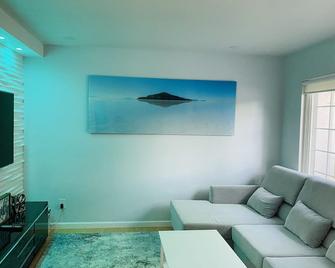 Wendover's most comfortable house for rent. - West Wendover - Living room