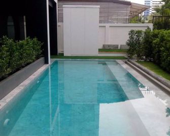 Blu Monkey Hub and Hotel Phuket (SHA Plus+) - Пхукет - Басейн