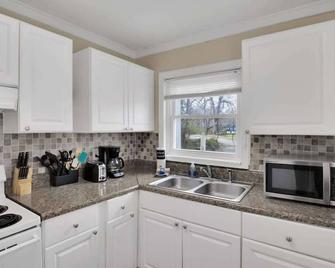 2-Bedroom Pet-Friendly Apartment in East Knoxville - Knoxville - Kitchen