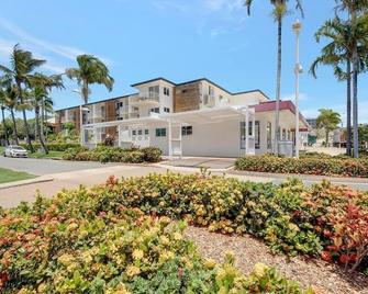 Deluxe Studio - Unit 12 - Emu Park - Edificio