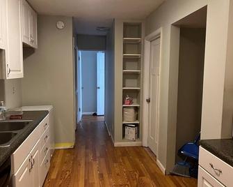 Central location, near hospital & fortbragg peaceful safe neighborhood, Fenced - Fayetteville - Kitchen