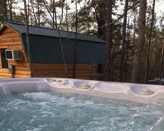 Small one room cabins with no bathrooms hot tub and covered picnic tables. - Hugo - Piscina