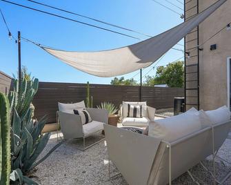 Stylish Retreat in Los Feliz: Designer Finishes, Trendy Area - Los Angeles - Patio
