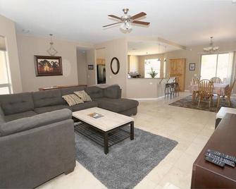 Relaxing Sedona Home Close to Buddha Beach/Red Rock Crossing - Village of Oak Creek - Sala de estar