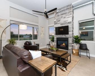 Old Town Modern New Build: Rftp Spa W/ Mtn Views! - Fort Collins - Living room