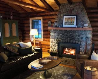Storybook Northwoods Log Cabin on Lake Superior between Lutsen and Grand Marais - Lutsen