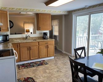 2-bedroom apartment just a short walk from the Saint Lawrence River. - Clayton - Cocina