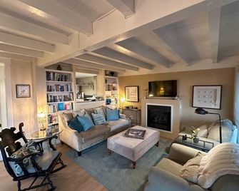 Winter stays available - Charming Beach View Cottage - Laguna Beach - Living room