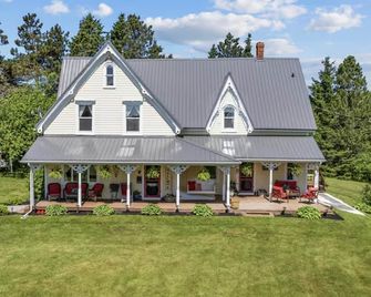 Sleeps 13, Restored Farmhouse at Red Sands Golf Course - Clinton - Gebäude