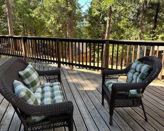 Knotty Pine Old Time Cabin - Family built in 1955 - Central Heat - Lg Deck - A/C - Mi Wuk Village - Balcón