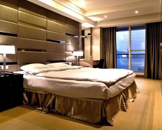 Spa Home Luxury Hotel - Yuchi Township - Bedroom