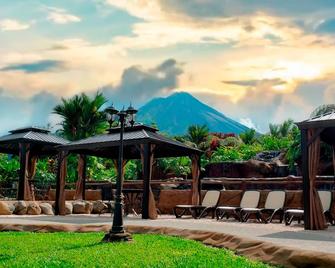 Volcano Lodge Hotel & Thermal Experience - לה פורטונה - פטיו