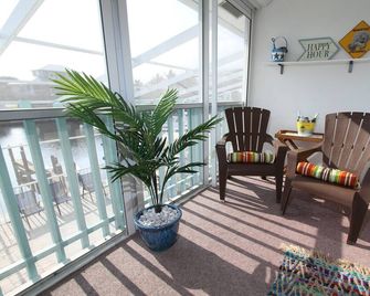 Adorable Waterfront Condo, Boat Slip and Pool! - Saint James City - Sala de estar