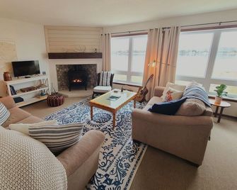 Need a latitude adjustment? Come spend some time at our cozy house on the bay. - Grand Marais - Sala de estar
