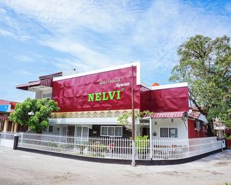OYO 433 Nelvi Guest House Syariah - Padang - Building