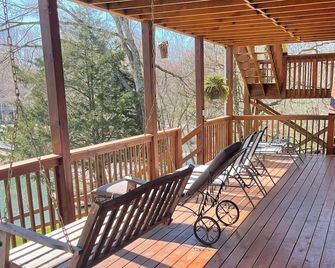 A Little Slice of Heaven - Come see one of Tennessee's best kept secrets - Winchester - Balcony