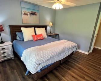 Renovated 1928 bungalow on a former asylum campus - Milledgeville - Sypialnia