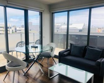 Hiigh Apartments - Melbourne - Dining room