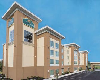 La Quinta Inn & Suites by Wyndham Paducah - Paducah - Rakennus