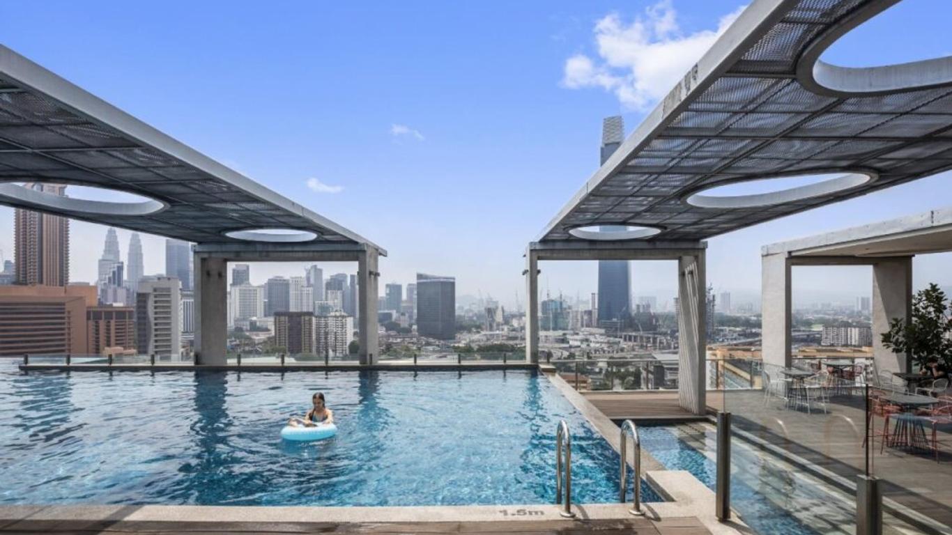 جراي ستون هاوس آت دي ماجيستيك بليس