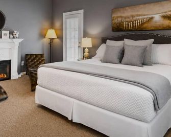 New King Bed, Suite, Downtown Br, Southern Charm Caboose - Blue Ridge