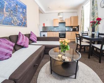 Ilford Central Luxury Apartments - Ilford - Living room