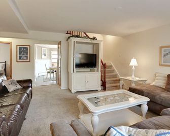 9 Bds, 3.5ba, Pool, 12 Badges, AC. One of largest available 2026 rates - Point Pleasant Beach - Living room