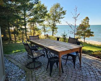 Private Beach Cottage - Family fun environment just 5 minutes from Port Austin - Port Austin - Patio