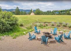 Buffalo Tipi on a Beautiful Meadow - Hot Springs - Innenhof