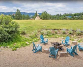 Glamping Tipi w/ Private Bathroom - Hot Springs - Patio