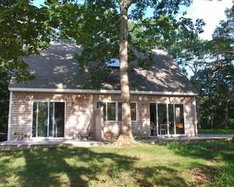 Vineyard Haven, Quiet Setting Just Minutes from Ferry and Bus - Vineyard Haven - Innenhof