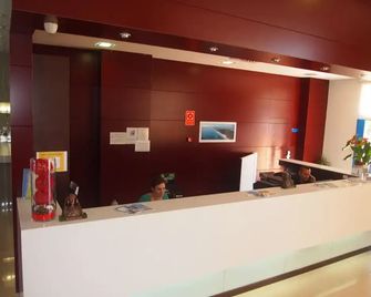 Apartamentos Europa House Sun Beach - Guardamar del Segura - Front desk