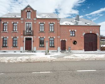 Beautiful Holiday Home in Cul-des-Sarts with Garden - Couvin - Building