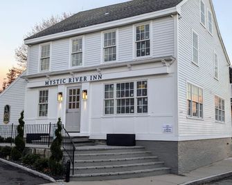 River Side Suite 101 · walk Mystic-Train/Downtown · aquarium - Groton - Edificio