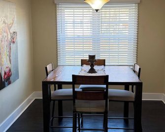 The Retreat on 6th Street - Corinth - Comedor