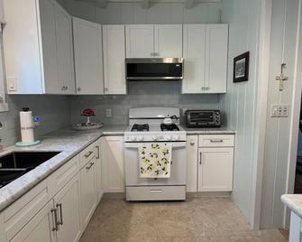 Whale's Tale Cottage- Tropical Island Charm on Man O War Cay With Beach Access - Man O War Cay - Kitchen